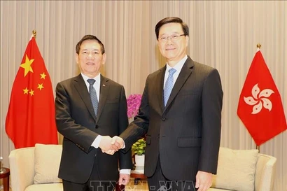 Le vice-Premier ministre vietnamien Ho Duc Phoc (à gauche) et le chef de l’exécutif de la Région administrative spéciale (RAS) de Hong Kong (Chine), John Lee Ka-chiu. Photo : VNA