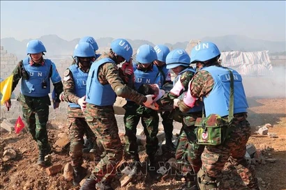 Exercice de sauvetage pour les victimes d'un effondrement d'immeuble. Photo : VNA