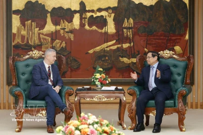 Le Premier ministre Pham Minh Chinh (droite) et l’ambassadeur de Belgique au Vietnam, Karl Van Den Bossche. Photo: VNA