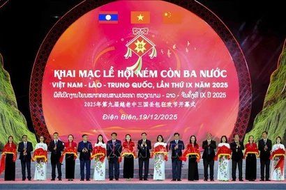 Lors de l'ouverture du 9ᵉ Festival de lancer de “còn” (balles de tissu) réunissant le Vietnam, le Laos et la Chine, placé sous le thème : « Solidarité, amitié – Attachement frontalier – Développement commun ». Photo : VNA