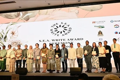 Des écrivains honorés lors de la cérémonie des prix littéraires de l'ASEAN 2024-2025. Photo : VNA