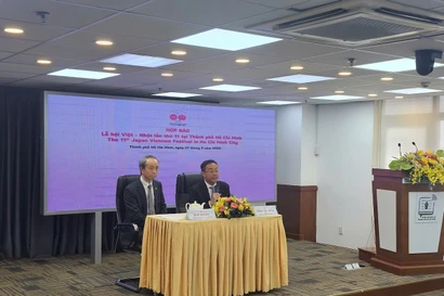 Pham Dut Diem (à droite), directeur du Département des affaires étrangères de Ho Chi Minh-Ville, et Ono Masuo, consul général du Japon à Ho Chi Minh-Ville, lors d'une conférence de presse. Photo : https://tcdulichtphcm.vn/