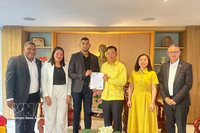 L’ambassadeur Vu Trung My reçoit les dirigeants du parti ENAMORATE venus pour féliciter le Vietnam pour le succès du 14e Congrès national du PCV. Photo : Fournie par l’ambassade du Vietnam