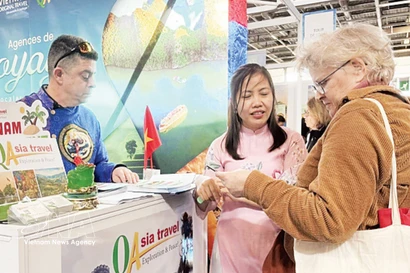 Des touristes français découvrent les produits touristiques vietnamiens lors du Salon international du tourisme 2026 à Paris. Photo : VNA