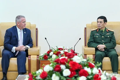 Le général d’armée Phan Van Giang, membre du Bureau politique, secrétaire adjoint de la Commission militaire centrale et ministre de la Défense (à droite), rencontre Michael DeSombre, secrétaire d’État adjoint des États-Unis, à l’occasion de sa visite de travail au Vietnam. Photo : qdnd.vn