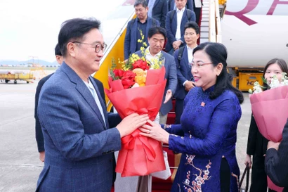 Le président de l'Assemblée nationale de la République de Corée, Woo Won Shik a été accueilli à l'aéroport international de Noi Bai par Nguyên Thanh Hai, présidente de la Commission des Sciences, des Technologies et de l'Environnement et présidente du Groupe des parlementaires d'amitié Vietnam-République de Corée. Photo : VNA