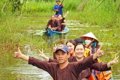 Les visiteurs apprécient les balades en pirogue à travers la forêt, au sein d’un site de tourisme écologique dans la région de la forêt d’U Minh Hạ. Photo: VNA