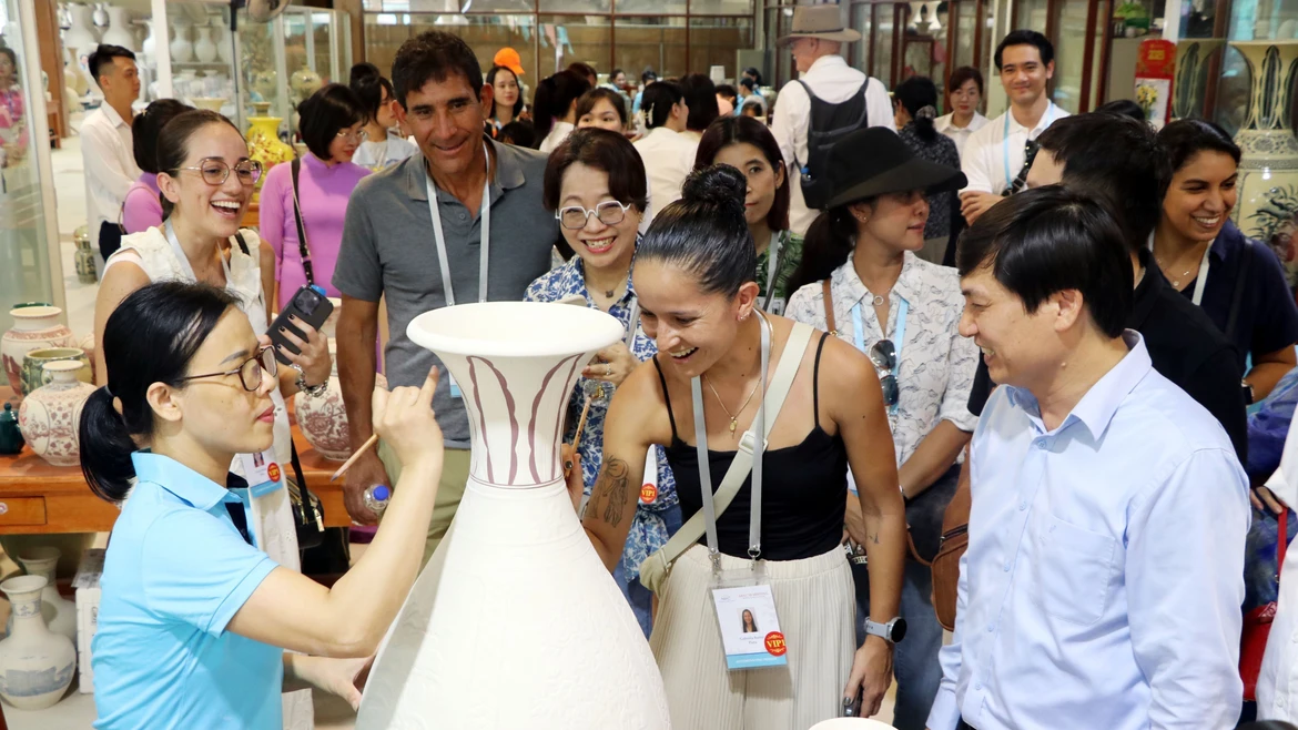 Les invités de l'APEC découvrent la poterie de Chu Dâu à Hai Phong