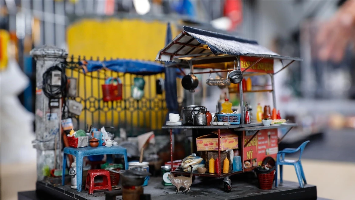 Un jeune homme transforme des coins de rue de Hanoï en des maquettes saisissantes