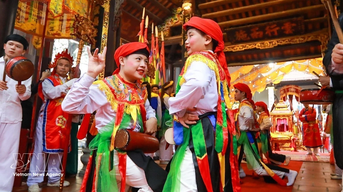 Fête du village de Trieu Khuc : l'éclat de la danse ancestrale des hommes travestis