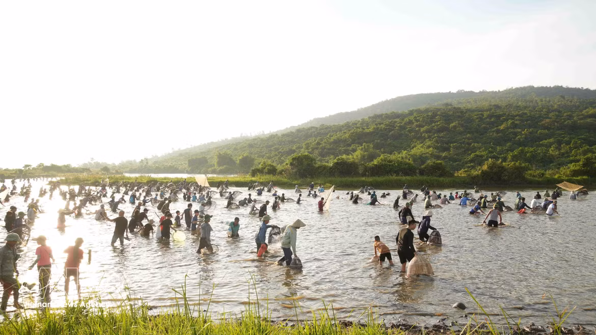 Ha Tinh : liesse populaire au festival de pêche traditionnel de Vuc Rao