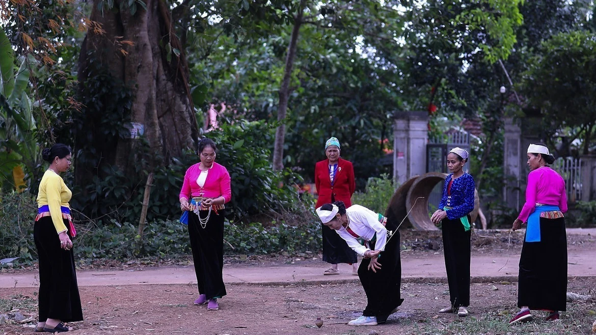 Le "đánh cù", fleuron des jeux traditionnels de l'ethnie Muong à Phu Tho