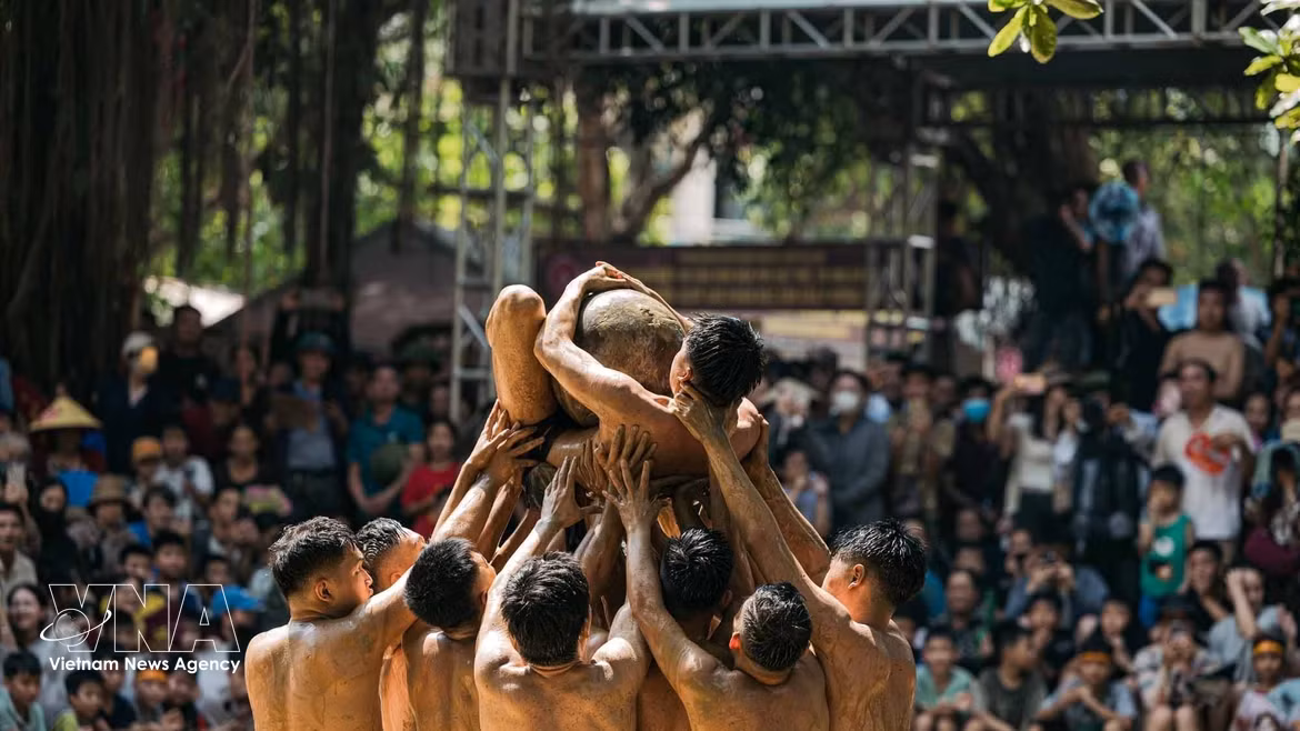 Bac Ninh : La fête du "Vat cau nuoc", un trésor culturel unique du Kinh Bac