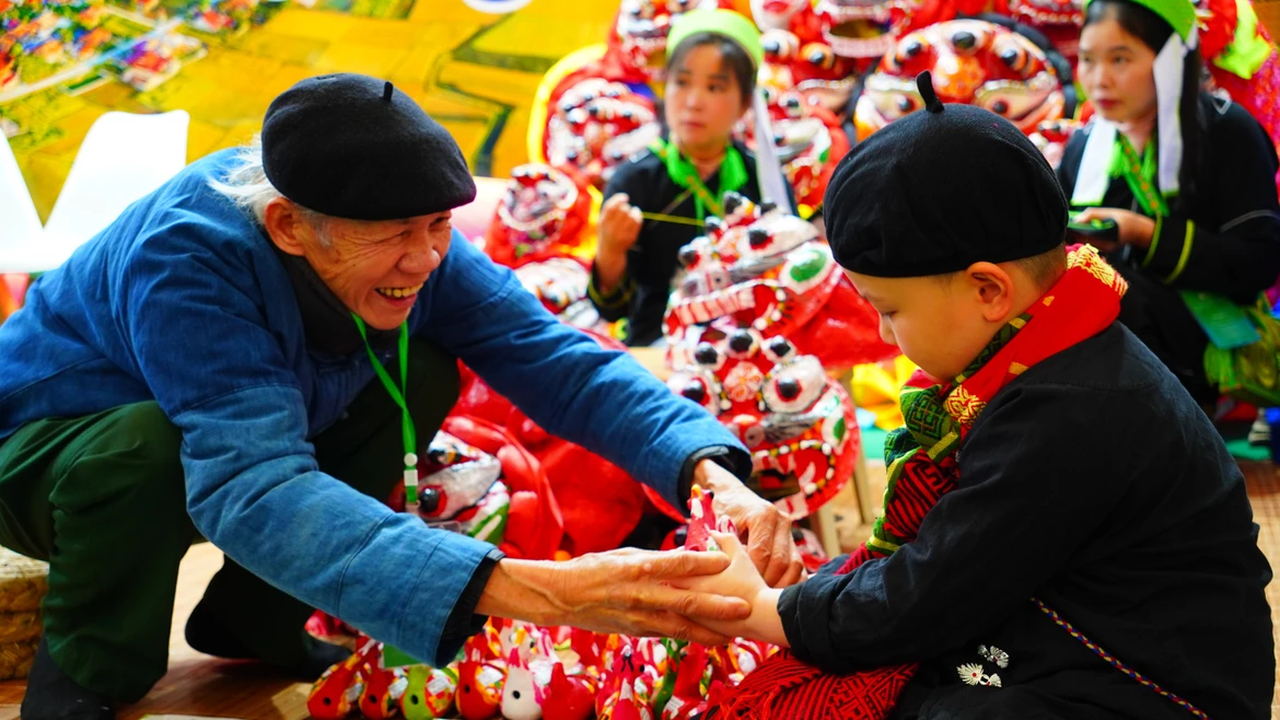Un artisan de l'ethnie Tày présente fièrement le « poulet traditionnel », une création artisanale typique de sa communauté. Photo : VNA