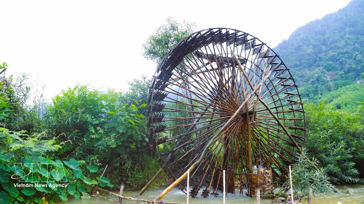 Afin de limiter l’accumulation de débris, de branches et de feuilles de forêt qui pourraient se coincer dans les pales et les tubes d’eau — ce qui alourdirait le fonctionnement de la roue et de l'axe —, les habitants installent une barrière sur le ruisseau en amont de la noria pour bloquer les déchets flottants. Photo : VNA