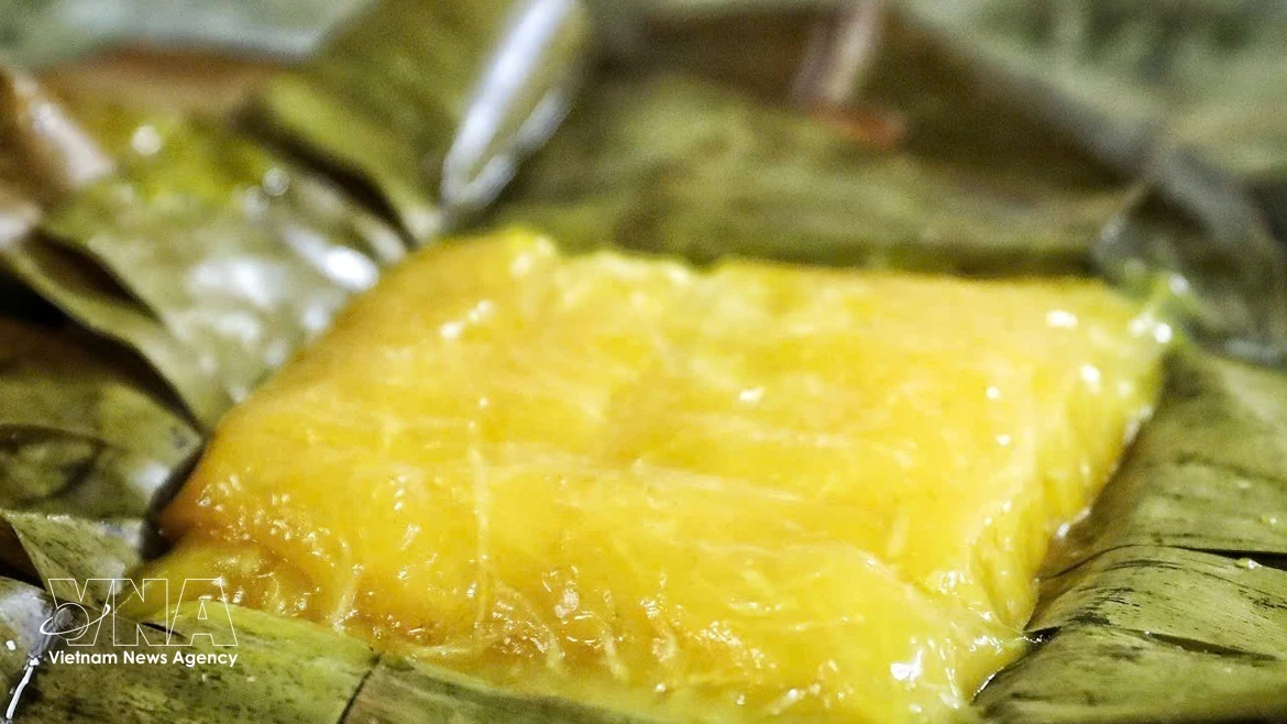 Sa couleur ambrée cristalline enrobe un mélange d’haricot mungo, de papaye verte et de sucre, le tout enveloppé dans des feuilles de bananier. Photo: VNA