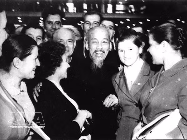 Le Président Hô Chi Minh et des délégués soviétiques et internationaux au 22e Congrès du Parti communiste de l'Union soviétique, en octobre 1961 à Moscou. Photo : Archives/VNA