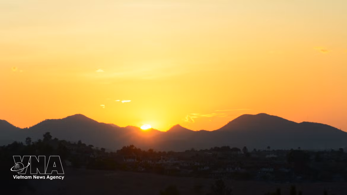 La colline de Vong Canh dévoile toute sa poésie au soleil couchant, quand les derniers rayons illuminent le cours d'eau, harmonieusement entouré par les reliefs et les pinèdes. Photo: VNA