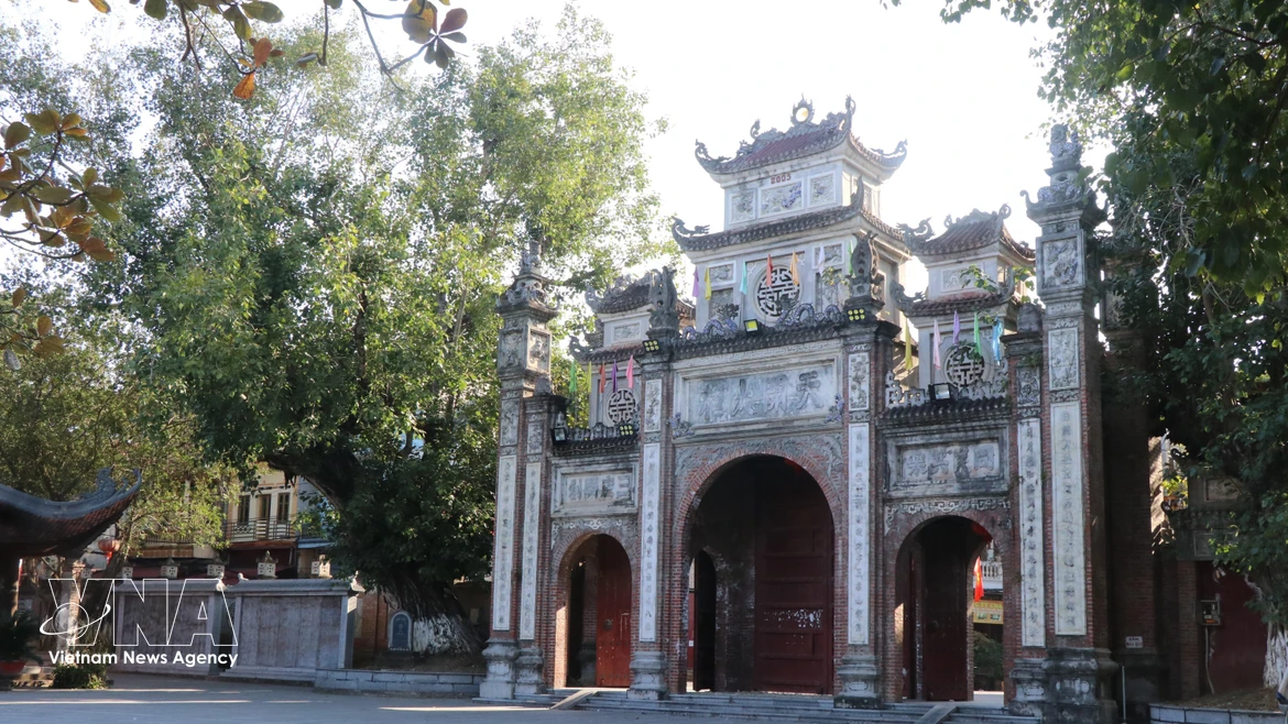 La porte principale (Tam Mon) de la Maison communale de Dong Ky, de dimensions imposantes, reflète le style architectural typique des portes des maisons communales traditionnelles des villages du delta du fleuve Rouge : une porte centrale flanquée de deux portes latérales. Photo: VNA