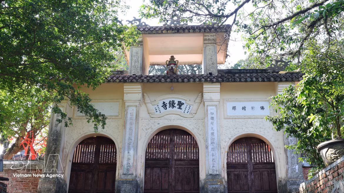 La porte à trois entrées de la pagode de Thanh Duyên. Photo: VNA