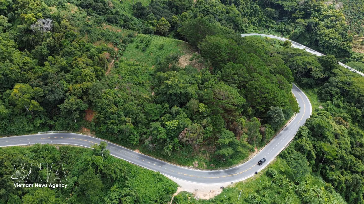 Le col de Ngoan Muc est célèbre pour ses virages sinueux et serrés. Photo: VNA