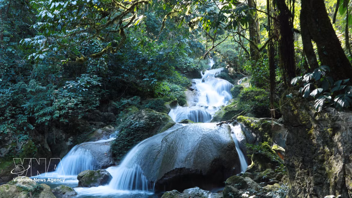 La cascade s’étend sur trois niveaux principaux, avec une hauteur totale de plus de 140 mètres. Photo : VNA