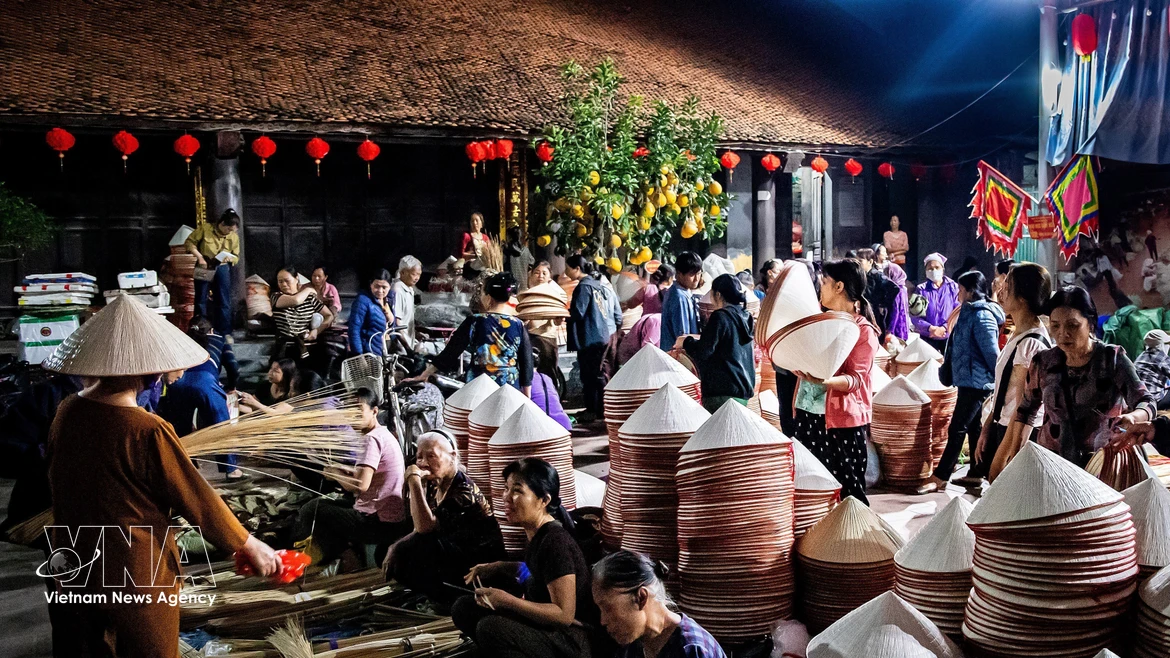 Les villageois de Chuông organisent les 4e, 10e, 14e, 20e, 24e et 30e jours de chaque mois lunaire un marché des chapeaux coniques. Photo: VNA