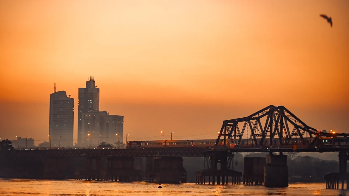 On peut se tenir au loin et contempler le pont Long Bien, où le soleil couchant teinte l'eau de rouge, en observant silencieusement le train entrer lentement dans la ville. Photo: VNA