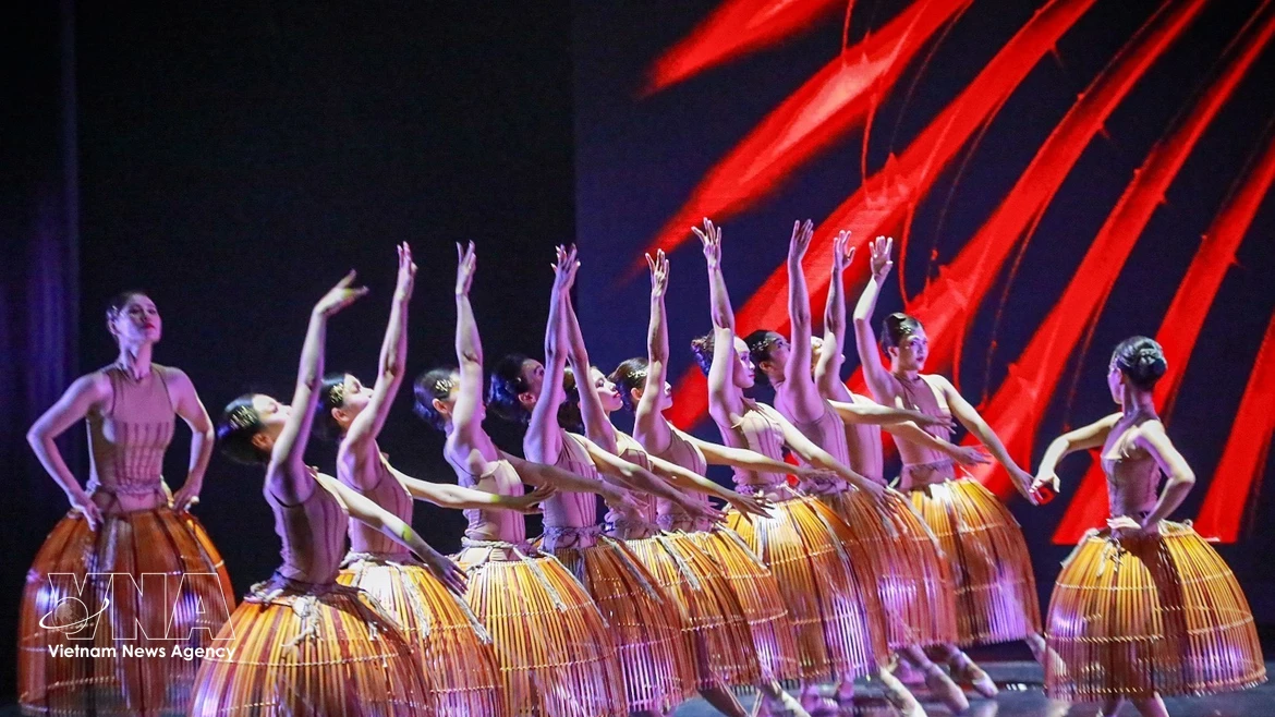 Les techniques académiques du ballet deviennent accessibles et s'impregnent du souffle de vie quotidien des Vietnamiens à travers des mouvements expressifs. Photo: VNA