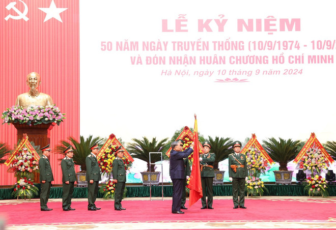 Le secrétaire général du Comité central du Parti et président de la République, Tô Lâm, remet l'Ordre Hô Chi Minh au Département général d'ingénierie. Photo: VNA lam 1.jpg