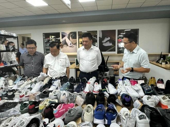 Le ministre de l'Industrie et du Commerce, Nguyen Hong Dien (2e, droite), visite usine de chaussures en cuir au Sud. Photo : VietnamPlus 2.webp