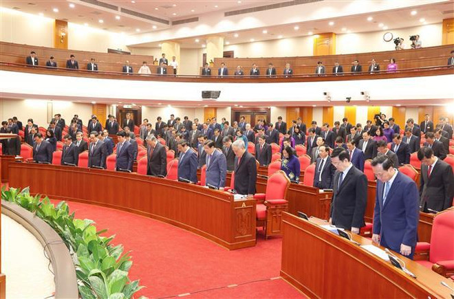 Les membres du Comité central observent une minute de silence en hommage aux victimes des conséquences directes et indirectes du typhon Yagi. Photo: VNA dang 3.jpg