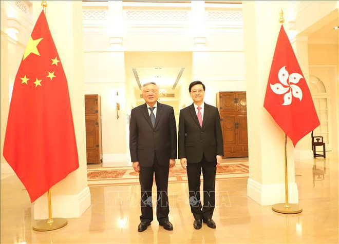 Le vice-Premier ministre permanent Nguyen Hoa Binh (gauche) et le chef de l'exécutif de la Région administrative spéciale de Hong Kong, Lee Ka-chiu. Photo: VNA binh &.jpg