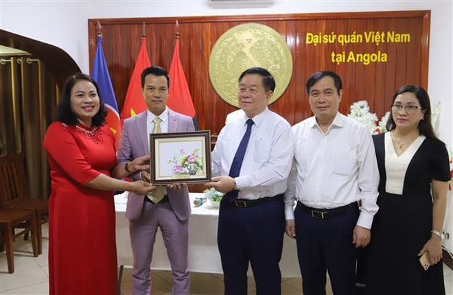 Le secrétaire du Comité central du Parti et chef de la Commission centrale de la sensibilisation et de l'éducation, Nguyen Trong Nghia (3e, droite)et des représentants de l'ambassade du Vietnam et de la communauté vietnamienne en Angola. Photo: VNA 1.jpg
