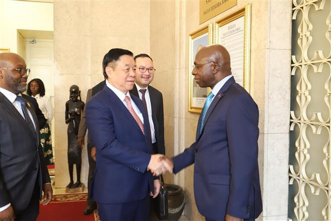 Le secrétaire du Comité central du Parti et chef de la Commission centrale de la sensibilisation et de l'éducation, Nguyen Trong Nghia (gauche), et le ministre des Affaires étrangères Tete António. Photo: VNA 2.jpg