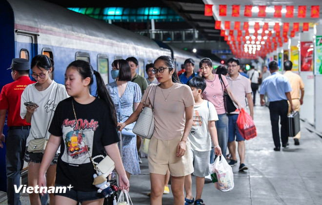L'industrie ferroviaire fusionnera deux unités de transport de passagers, contribuant ainsi à éliminer la concurrence interne et à accroître l'efficacité de l'utilisation des véhicules et des actifs existants. Photo: VietnamPlus train.jpeg