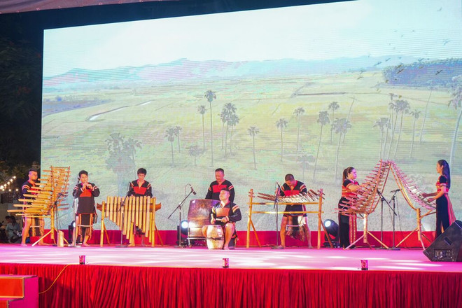 Une performance artistique lors de la cérémonie d'ouverture du Festival pour honorer les valeurs familiales vietnamiennes à Hai Phong. Photo : BHP/CVN 2.jpg