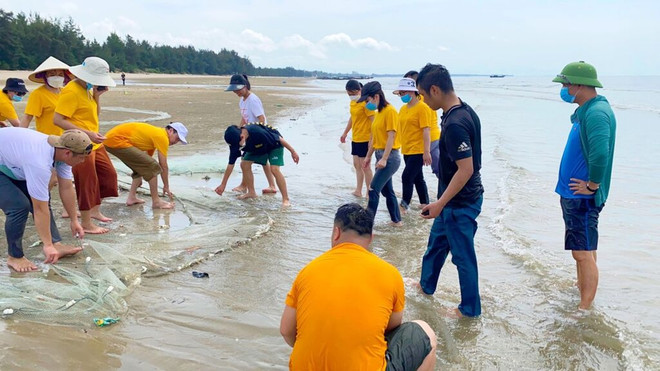 Les visiteurs peuvent aussi participer à l’expérience unique connue sous le nom “Une journée en tant que pêcheur” sur la plage de Da Den. Photo : CVN 3.jpeg