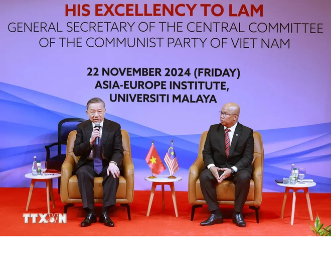 Dans le cadre de sa visite officielle en Malaisie, le secrétaire général du Comité central du Parti communiste du Vietnam (PCV), To Lam, accompagné d’une délégation de haut rang, s’est rendu à l’Université de Malaisie (Université de Malaya) à Kuala Lumpur, où il a prononcé un discours significatif le 22 novembre. Photo : VNA L2.png