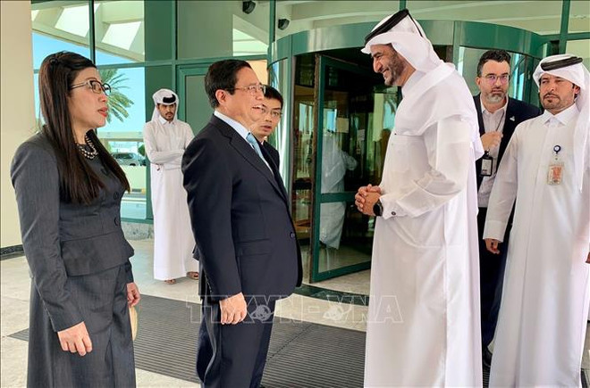 Le Premier ministre Pham Minh Chinh visite la zone industrielle de Ras Laffan avant de terminer sa visite officielle au Qatar. Photo : VNA vna_potal_thu_tuong_pham_minh_chinh_tham_khu_cong_nghiep_ras_laffan_qatar_stand.jpg