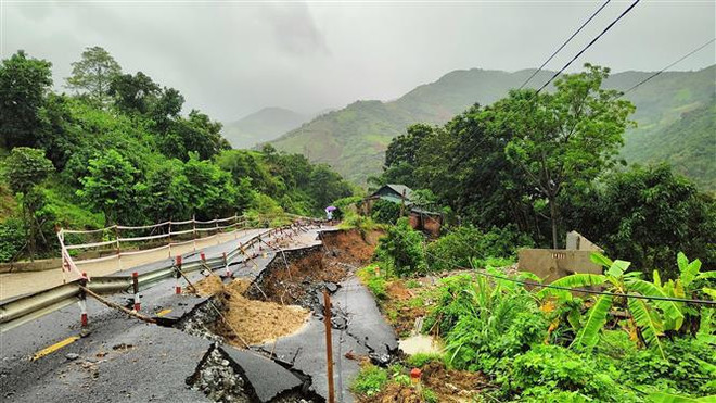 Le tronçon traversant la commune de Pu Nhi, Muong Lat, province de Thanh Hoa, de l'autoroute 15C, est endommagé à cause du typhon Yagi. Photo : VNA lu 1.jpg