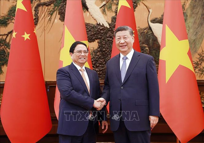Le Premier ministre Pham Minh Chinh (gauche) et le secrétaire général du Parti communiste chinois (PCC) et président chinois Xi Jinping. Photo: VNA chinh 2.jpg