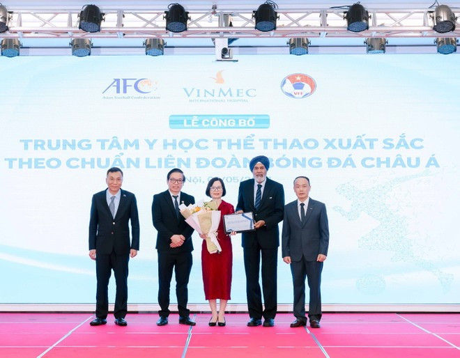 Le Dr Dato' Gurcharan Singh, président du Conseil médical de l'AFC remet le certificat aux représentants des parties. Photo: VietnamPlus Dato.jpeg