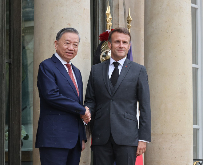 Le secrétaire général du PCV, président To Lam (gauche), et le président français Emmanuel Macron. Photo: VNA lam 3.jpg