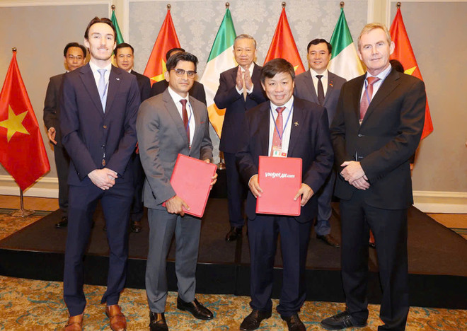 Cérémonie de signture du protocole d'accord entre Vietjet et Castlelake en présence du secrétaire général du Parti communiste du Vietnam et président To Lam (au milieu, 2e ligne), le 4 octobre à Dublin, en Irlande. Photo: VNA vietjet 1.jpg