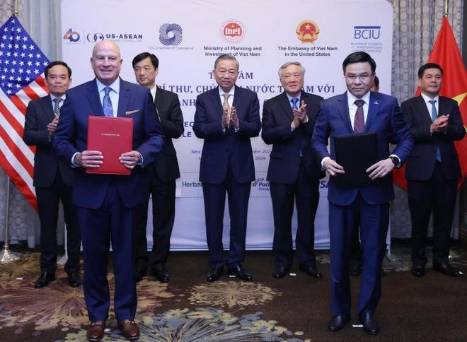 Le secrétaire général du Comité central du Parti communiste du Vietnam et président vietnamien, To Lam (3e, gauche), à la cérémonie de signature du protocole d'accord entre Petrovietnam et GE Digital International LLC. Photo: VNA petro 1.webp