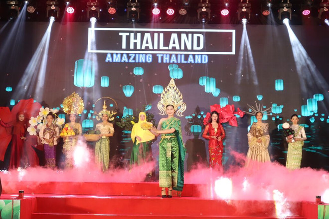 Un festival d'échanges culturels et artistiques avec la participation de l'Association d'amitié du Vietnam avec d'autres pays. Un festival d'échanges culturels et artistiques avec la participation de l'Association d'amitié du Vietnam avec d'autres pays.