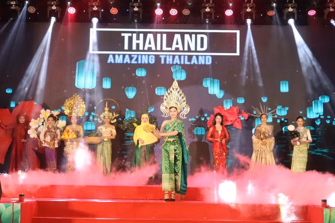 Un festival d'échanges culturels et artistiques avec la participation de l'Association d'amitié du Vietnam avec d'autres pays.