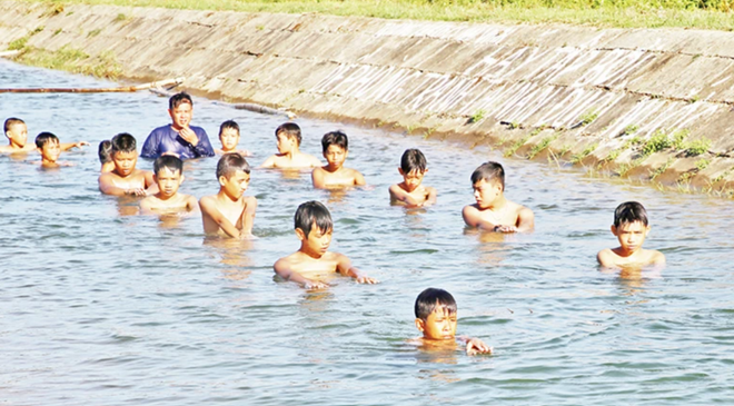 Plus de 2.500 élèves ont bénéficié de cours de natation gratuits de l'enseignant Nguyên Viêt Tuoc. Photo : NDEL/CVN 3.png