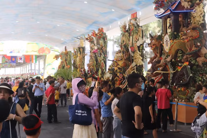 Les visiteurs lors du Festival des fruits du Sud 2023.